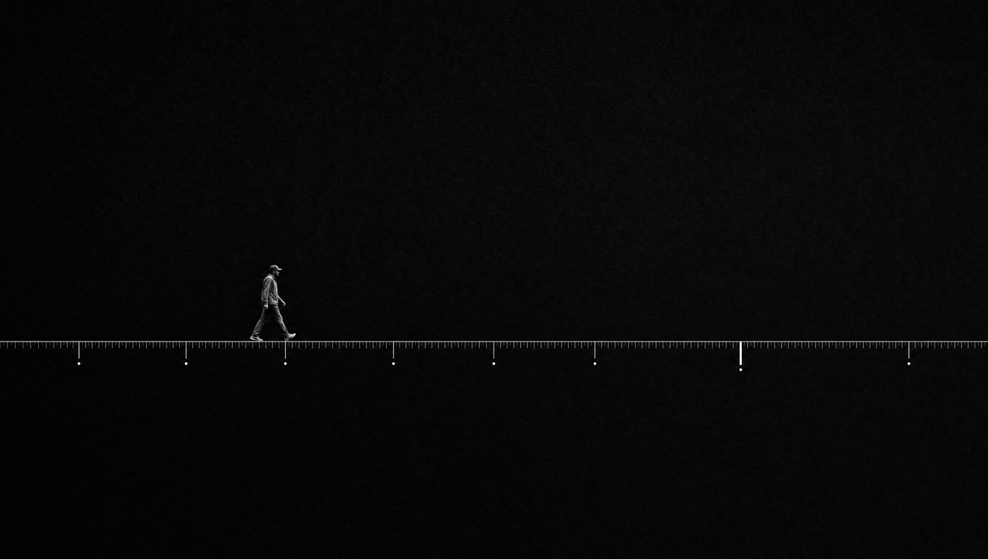 Caminante diminuto sobre una regla de medición que ilustra que 10.000 pasos equivalen a unos 7 km, gráfico editorial monocromo charcoal y off-white.