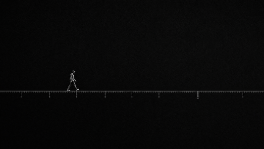 Caminante diminuto sobre una regla de medición que ilustra que 10.000 pasos equivalen a unos 7 km, gráfico editorial monocromo charcoal y off-white.