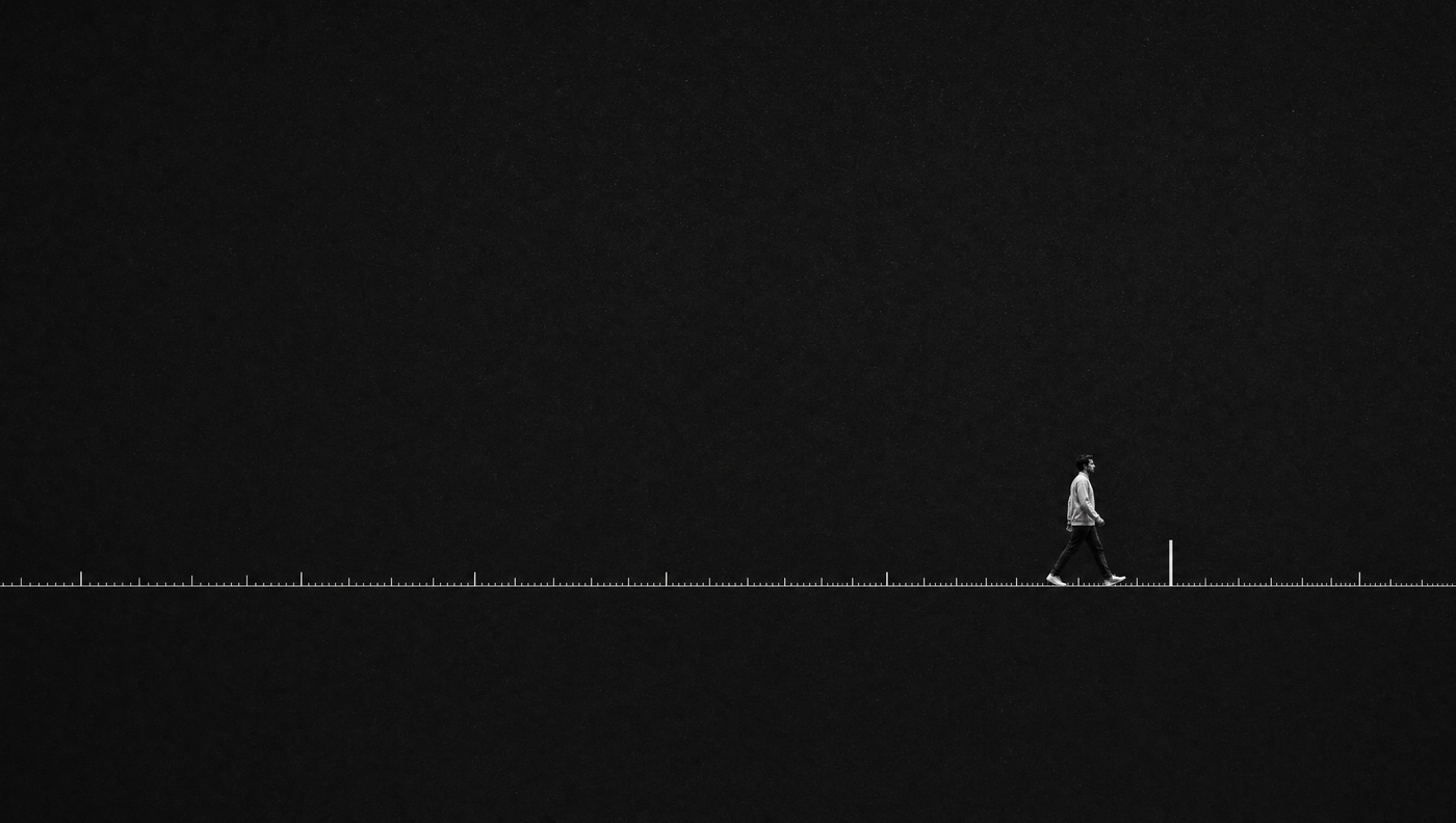 Caminante avanzado en una regla de medición que marca el punto de los 8.000 pasos, gráfico editorial monocromo.