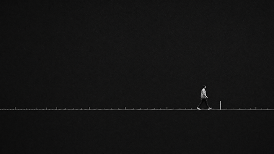 Caminante avanzado en una regla de medición que marca el punto de los 8.000 pasos, gráfico editorial monocromo.