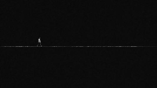 Onda de sonido casi plana junto a un caminante diminuto, ilustrando el funcionamiento silencioso de la cinta de andar.