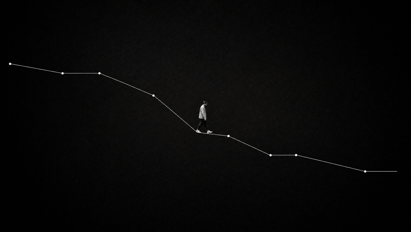 Caminante descendiendo por una línea de tendencia a la baja, ilustrando la pérdida de peso gradual al caminar a diario.