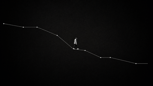 Caminante descendiendo por una línea de tendencia a la baja, ilustrando la pérdida de peso gradual al caminar a diario.