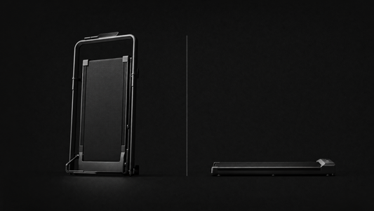 Comparativa monocroma: a la izquierda una cinta plegable voluminosa con arco vertical, a la derecha un walking pad plano y compacto.